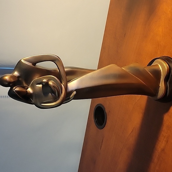 Elegant Bronze Couple With Baby Sculpture - Picture 3 of 10